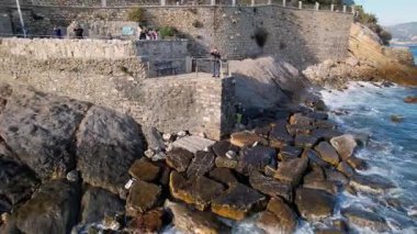 İtalya 'nın büyüleyici şehri Imperia' nın üzerinde süzülür, güzel Aşıklar Yürüyüşü 'nü gözler önüne serer, büyüleyici deniz manzarasını gözler önüne serer. Bu büyüleyici drone videosu seyahat meraklıları ve romantik hikaye anlatımı için ideal.