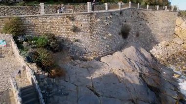 Imperia, İtalya 'nın özünü, gökyüzünden, manzaralı şehir, romantik Aşıklar Yürüyüşü, çarpıcı sahiller. Bu güzel drone görüntüsü seyahat temalı projeler için mükemmel.