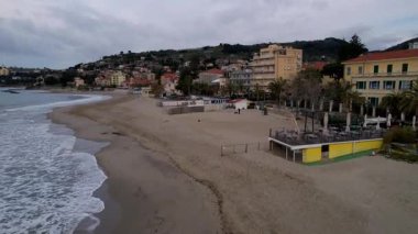 Taggia, İtalya 'nın cazibesini bu büyüleyici insansız hava aracı görüntüsüyle keşfedin. Manzaralı sahil şeridi, tarihi mimari, hareketli sokaklar, seyahat meraklıları ve içerik yaratıcıları için ideal.