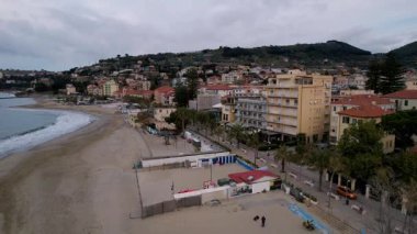 Taggia, İtalya 'nın üzerinde süzülürken büyüleyici hava manzaraları büyüleyici sahil şeridini ve büyüleyici şehir manzarasını gözler önüne seriyor. Güzelliği, seyahati ve Akdeniz yaşam tarzını kutlamak için mükemmel bir proje.