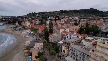 Taggia, İtalya 'nın güzelliğini insansız hava aracı çekimleriyle keşfedin. Resimli deniz kenarı ve büyüleyici mimari her türlü seyahat ya da yaşam tarzı video üretimi için mükemmel bir ortam yaratır.