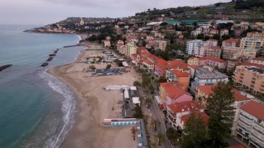 Taggia, İtalya 'nın nefes kesici insansız hava aracı görüntüleriyle nefes kesici güzelliğini tecrübe edin. Resimli kıyı manzaraları, canlı şehir mimarisi, dingin dalgalar, seyahat ve yaşam tarzı projeleri için mükemmel