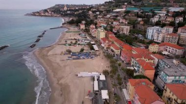 Taggia, İtalya 'nın cazibesini bu büyüleyici insansız hava aracı görüntüsüyle keşfedin. Manzaralı sahil şeridi, tarihi mimari, hareketli sokaklar, seyahat meraklıları ve içerik yaratıcıları için ideal.