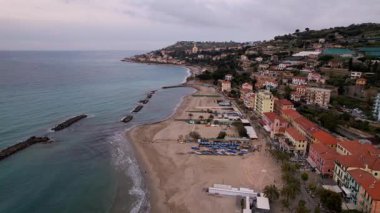 Taggia, İtalya 'nın üzerinde süzülürken büyüleyici hava manzaraları büyüleyici sahil şeridini ve büyüleyici şehir manzarasını gözler önüne seriyor. Güzelliği, seyahati ve Akdeniz yaşam tarzını kutlamak için mükemmel bir proje.