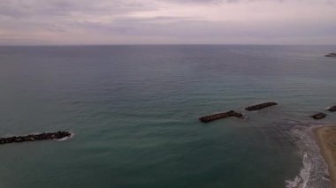 Taggia, İtalya 'nın güzelliğini insansız hava aracı çekimleriyle keşfedin. Resimli deniz kenarı ve büyüleyici mimari her türlü seyahat ya da yaşam tarzı video üretimi için mükemmel bir ortam yaratır.