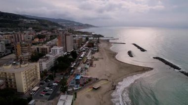 Taggia, İtalya 'nın cazibesini bu büyüleyici insansız hava aracı görüntüsüyle keşfedin. Manzaralı sahil şeridi, tarihi mimari, hareketli sokaklar, seyahat meraklıları ve içerik yaratıcıları için ideal.