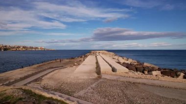 Tarihin gök mavisi dalgalarıyla buluştuğu İtalya 'nın Syracuse kentinin nefes kesici hava manzarası. Şahit büyüleyici şehir manzarası resimli kıyı şeridiyle uyumlu bir şekilde harmanlanıyor. Zarif yatlar pırıl pırıl denizler