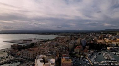 Syracuse, İtalya üzerinde süzül ve kendini tarihle doğanın büyüleyici harmanına batır. Antik şehirlerin kalbi canlı bir hayat ile çarpıyor, zarif yatlar sakin, masmavi denizlerde süzülürken