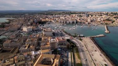 Syracuse, İtalya 'nın büyüleyici sahil cazibesini yukarıdan gözler önüne seriyor. Yatlar kristal-lear Akdeniz sularında zarifçe gezinirken, tarihi simgeler ve sakin kıyıların ahenkli birleşimine hayret ediyorum.