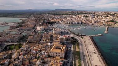 İtalya 'nın Syracuse şehrinde insansız hava aracıyla, mimari harikalarının, altın sahillerinin görkemli görüntüsünü yakalayacağız. Deniz yatlarla parıldıyor, zarif bir dans eşliğinde sularda zikzak çiziyor.