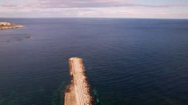 İtalya 'nın Syracuse kentindeki çarpıcı drone panoramasını keşfedin. Antik mimari ve manzaralı kıyı şeritleri hayal gücünü cezbediyor. Görkemli yatlar berrak mavi suları süsler, şehirleri güzelleştirir.