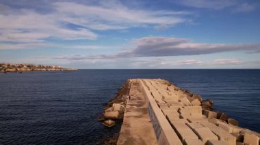 Syracuse, İtalya 'nın büyüleyici sahil cazibesini yukarıdan gözler önüne seriyor. Yatlar kristal-lear Akdeniz sularında zarifçe gezinirken, tarihi simgeler ve sakin kıyıların ahenkli birleşimine hayret ediyorum.