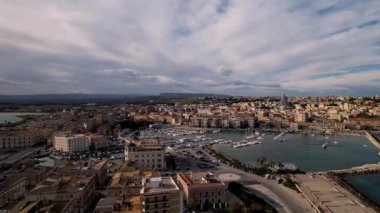 Tarihin gök mavisi dalgalarıyla buluştuğu İtalya 'nın Syracuse kentinin nefes kesici hava manzarası. Şahit büyüleyici şehir manzarası resimli kıyı şeridiyle uyumlu bir şekilde harmanlanıyor. Zarif yatlar pırıl pırıl denizler