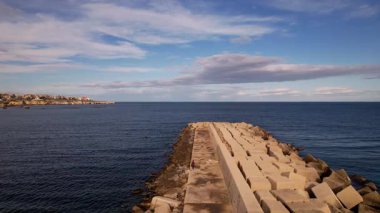 İtalya 'nın Syracuse şehrinde insansız hava aracıyla, mimari harikalarının, altın sahillerinin görkemli görüntüsünü yakalayacağız. Deniz yatlarla parıldıyor, zarif bir dans eşliğinde sularda zikzak çiziyor.