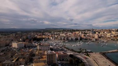 İtalya 'nın Syracuse kentindeki çarpıcı drone panoramasını keşfedin. Antik mimari ve manzaralı kıyı şeritleri hayal gücünü cezbediyor. Görkemli yatlar berrak mavi suları süsler, şehirleri güzelleştirir.