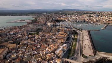 Syracuse, İtalya üzerinde süzül ve kendini tarihle doğanın büyüleyici harmanına batır. Antik şehirlerin kalbi canlı bir hayat ile çarpıyor, zarif yatlar sakin, masmavi denizlerde süzülürken