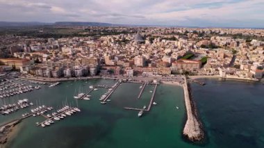 Syracuse, İtalya 'nın büyüleyici sahil cazibesini yukarıdan gözler önüne seriyor. Yatlar kristal-lear Akdeniz sularında zarifçe gezinirken, tarihi simgeler ve sakin kıyıların ahenkli birleşimine hayret ediyorum.