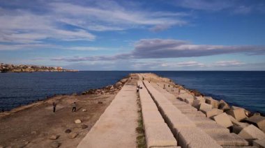 İtalya 'nın Syracuse kentindeki çarpıcı drone panoramasını keşfedin. Antik mimari ve manzaralı kıyı şeritleri hayal gücünü cezbediyor. Görkemli yatlar berrak mavi suları süsler, şehirleri güzelleştirir.