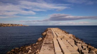 Syracuse, İtalya üzerinde süzül ve kendini tarihle doğanın büyüleyici harmanına batır. Antik şehirlerin kalbi canlı bir hayat ile çarpıyor, zarif yatlar sakin, masmavi denizlerde süzülürken