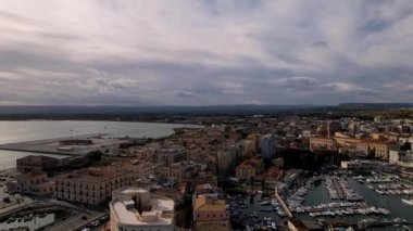 Syracuse, İtalya 'nın büyüleyici sahil cazibesini yukarıdan gözler önüne seriyor. Yatlar kristal-lear Akdeniz sularında zarifçe gezinirken, tarihi simgeler ve sakin kıyıların ahenkli birleşimine hayret ediyorum.