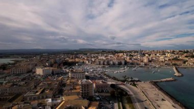 Syracuse, İtalya üzerinde süzül ve kendini tarihle doğanın büyüleyici harmanına batır. Antik şehirlerin kalbi canlı bir hayat ile çarpıyor, zarif yatlar sakin, masmavi denizlerde süzülürken