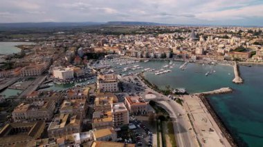 İtalya 'nın Syracuse şehrinde insansız hava aracıyla, mimari harikalarının, altın sahillerinin görkemli görüntüsünü yakalayacağız. Deniz yatlarla parıldıyor, zarif bir dans eşliğinde sularda zikzak çiziyor.