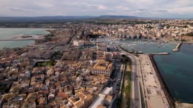 Syracuse, İtalya 'nın büyüleyici sahil cazibesini yukarıdan gözler önüne seriyor. Yatlar kristal-lear Akdeniz sularında zarifçe gezinirken, tarihi simgeler ve sakin kıyıların ahenkli birleşimine hayret ediyorum.
