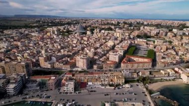 Syracuse, İtalya üzerinde süzül ve kendini tarihle doğanın büyüleyici harmanına batır. Antik şehirlerin kalbi canlı bir hayat ile çarpıyor, zarif yatlar sakin, masmavi denizlerde süzülürken