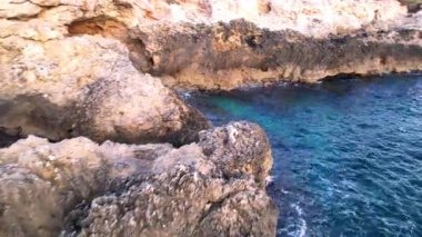 Sicilya 'lı Ognina Spiaggia di Punta Asparano' nun cazibesini kucaklayın. İnsansız hava aracı büyüleyici kayalıkları büyüleyici bir kemer oluşumunu ve geniş deniz manzarasını gözler önüne serer. Sinema ve seyahat temaları için ideal