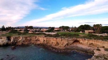Ognina Spiaggia di Punta Asparano Sicilya kıyı şeridinin dramatik insansız hava aracı çekimleriyle bizi çağırıyor. Kayalık manzaralar, davetkar kemer ve el değmemiş sular. Huzurlu kaçışlar için mükemmel bir manzara