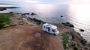 Sicilya 'daki Ognina Spiaggia di Punta Asparano' nun çarpıcı sahil şeridini keşfedin. Havadan bakıldığında kayalık kayalıklar, görkemli bir deniz kemeri ve kristal berrak sular görülüyor. Seyahat içeriği için ideal