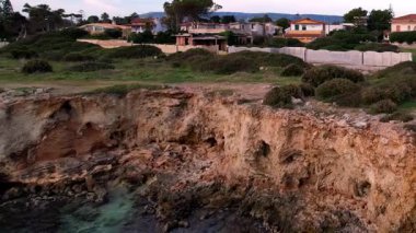 Ognina Spiaggia di Punta Asparano, Sicilya 'nın güzelliğini insansız hava aracı görüntüleriyle gözler önüne sermek. Görkemli kayalıkları, doğal bir kemeri ve uçsuz bucaksız mavi denizi yakalamak. Nefes kesici görüntüler için mükemmel.