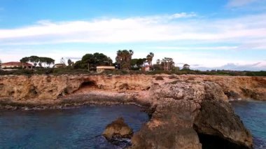 Sicilya 'lı Ognina Spiaggia di Punta Asparano' nun cazibesini kucaklayın. İnsansız hava aracı büyüleyici kayalıkları büyüleyici bir kemer oluşumunu ve geniş deniz manzarasını gözler önüne serer. Sinema ve seyahat temaları için ideal