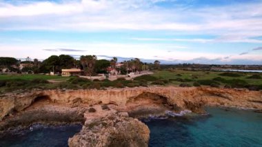 Sicilya 'lı Ognina Spiaggia di Punta Asparano' nun cazibesini kucaklayın. İnsansız hava aracı büyüleyici kayalıkları büyüleyici bir kemer oluşumunu ve geniş deniz manzarasını gözler önüne serer. Sinema ve seyahat temaları için ideal