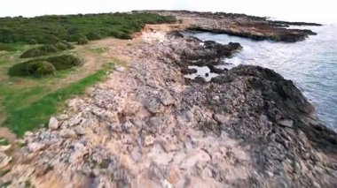 Sicilya 'lı Ognina Spiaggia di Punta Asparano' nun cazibesini kucaklayın. İnsansız hava aracı büyüleyici kayalıkları büyüleyici bir kemer oluşumunu ve geniş deniz manzarasını gözler önüne serer. Sinema ve seyahat temaları için ideal