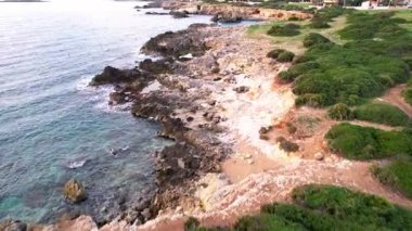 Sicilya 'lı Ognina Spiaggia di Punta Asparano' nun cazibesini kucaklayın. İnsansız hava aracı büyüleyici kayalıkları büyüleyici bir kemer oluşumunu ve geniş deniz manzarasını gözler önüne serer. Sinema ve seyahat temaları için ideal