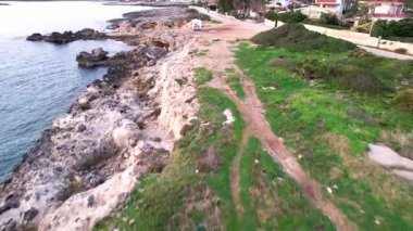 Ognina Spiaggia di Punta Asparano, Sicilya 'nın güzelliğini insansız hava aracı görüntüleriyle gözler önüne sermek. Görkemli kayalıkları, doğal bir kemeri ve uçsuz bucaksız mavi denizi yakalamak. Nefes kesici görüntüler için mükemmel.
