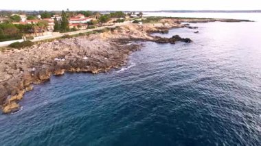 Sicilya 'daki Ognina Spiaggia di Punta Asparano' nun çarpıcı sahil şeridini keşfedin. Havadan bakıldığında kayalık kayalıklar, görkemli bir deniz kemeri ve kristal berrak sular görülüyor. Seyahat içeriği için ideal