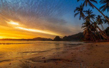 Sahilde gün doğumu