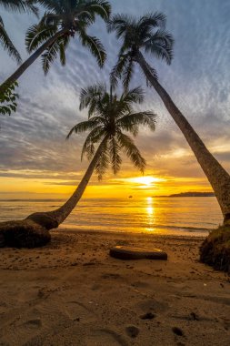 Denizin üzerinde güzel bir gün batımı