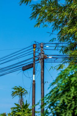 Gökyüzünde yüksek voltajlı elektrik hattı