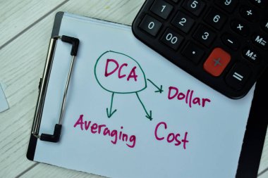 DCA kavramı - Tahta Tablo 'da izole edilmiş hesap makinesi ile evrak işleri üzerine dolar maliyet ortalaması yazımı.