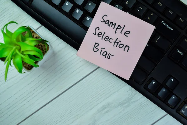 Concept Sample Selection Bias Write Sticky Notes Isolated Wooden Table — Stock Photo, Image