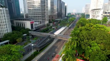 Pazar sabahı Endonezya 'daki Bunderan Otel yakınlarında toplanan kalabalığın hava görüntüsü. Covid-19 'dan sonra arabasız gün nihayet geldi. Jakarta, Endonezya, 26 Ekim 2022