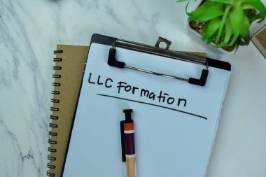 LLC Formasyon kavramı kağıt üzerinde yazma ve istatistikleri Tahta Tablo 'da izole.