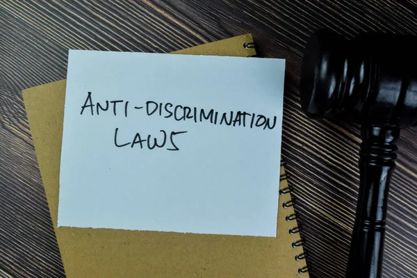Koncept Antidiskriminačních Zákonů Psát Lepkavé Poznámky Kladívkem Izolované Dřevěném Stole — Stock fotografie