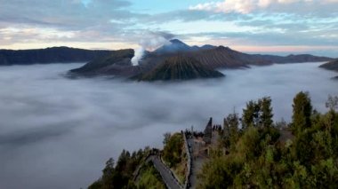 Bromo Dağı 'nın havadan görünüşü, Endonezya' nın Doğu Java bölgesinde bulunan aktif bir volkandır. Doğu Java, Endonezya, 3 Kasım 2022