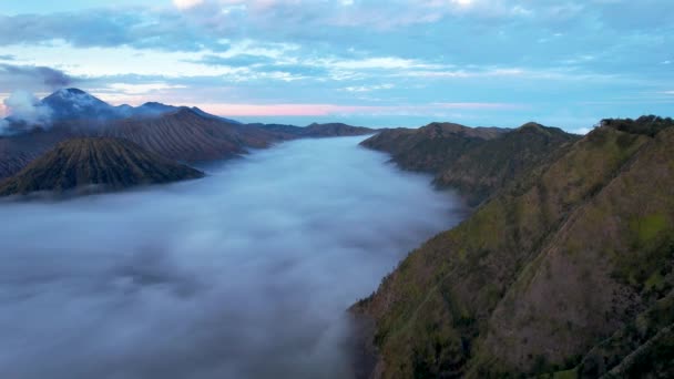ブロモ山の空中からの眺めは 活発な火山であり インドネシアの東ジャワ州のテンガー塊の一部です 東ジャワ インドネシア 2022年11月3日 — ストック動画