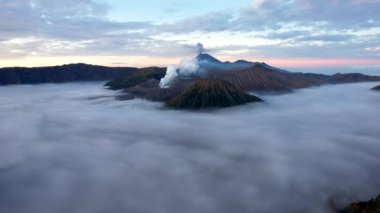Bromo Dağı 'nın havadan görünüşü, Endonezya' nın Doğu Java bölgesinde bulunan aktif bir volkandır. Doğu Java, Endonezya, 3 Kasım 2022