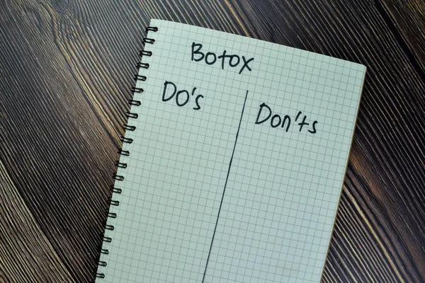 Έννοια Του Botox Don Γράψει Ένα Βιβλίο Που Απομονώνονται Ξύλινο — Φωτογραφία Αρχείου